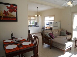 舒适公寓, 多张床, 无烟房 | 起居区 | 平板电视