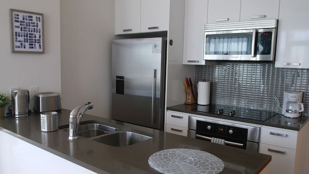 Private kitchen - Grand 2BR Condo with Great Views (Toronto)
