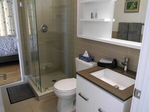 Condo | Salle de bain | Douche, articles de toilette (gratuits), séchoir à cheveux