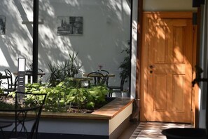 Outdoor dining - Hotel at The White Lily (Prague)