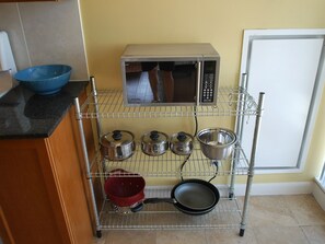 Refrigerador con freezer, microondas, horno, placa de cocina