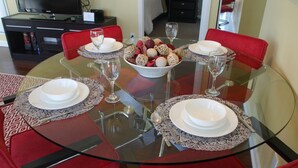 Condo, 1 Single Bed, Non Smoking | In-room dining