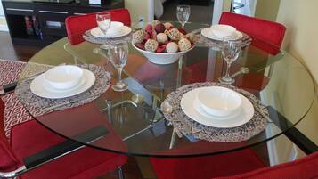 Condo, 1 Single Bed, Non Smoking | In-room dining