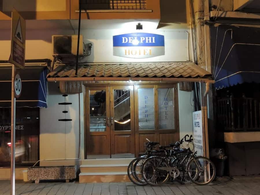 Fachada da propriedade à noite