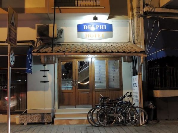 Fachada de la propiedad por la tarde o noche