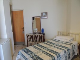 Habitación individual, 1 cama individual grande | Minibar, cortinas opacas, wifi gratis y ropa de cama