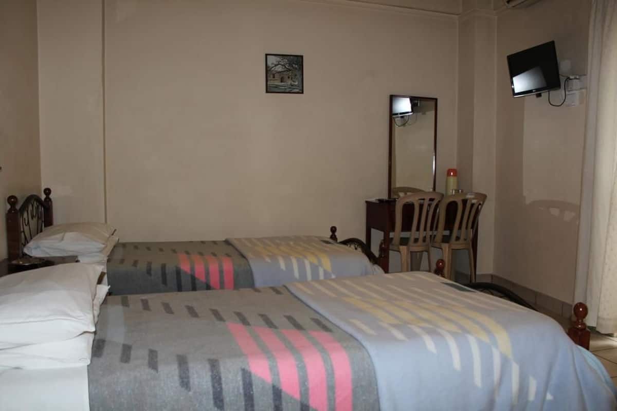 Minibar, cortinas blackout, wifi gratis y ropa de cama