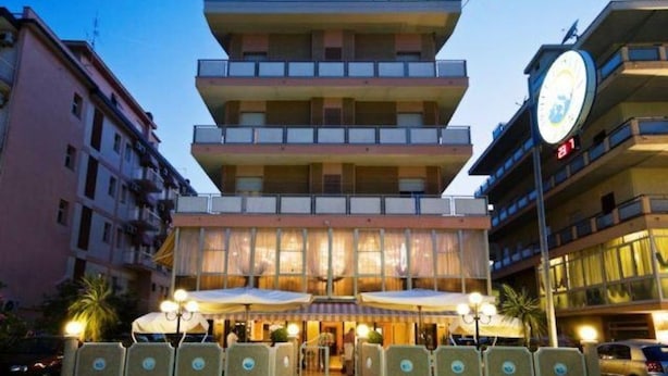 A multi-story hotel with balconies and a sign reading "LOSANNA". - Hotel Losanna (Cervia)