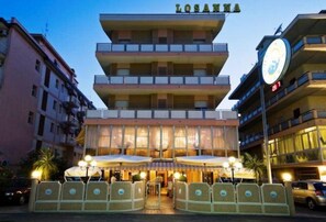 A multi-story hotel with balconies and a sign reading "LOSANNA". - Hotel Losanna (Cervia)