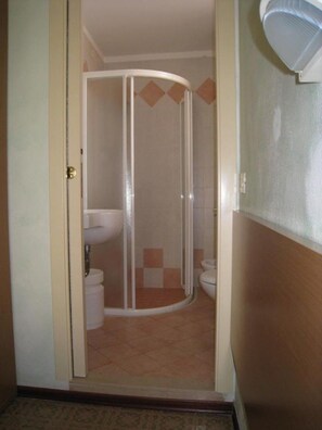 Douche, sèche-cheveux, bidet, serviettes fournies