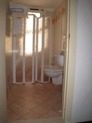 Douche, sĂšche-cheveux, bidet, serviettes fournies