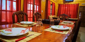 Kabin Superior, 2 kamar tidur, Bebas Asap Rokok, pemandangan sungai | Makan di kamar