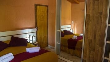 Kabin Standar, 1 kamar tidur, Bebas Asap Rokok, pemandangan sungai | Meja kerja, setrika/meja setrika, Wi-Fi gratis, dan seprai linen