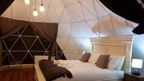 バンガロー (Penguin Dome) | 高  級寝具、羽毛の掛け布団、遮光カーテン、ベビーベッド