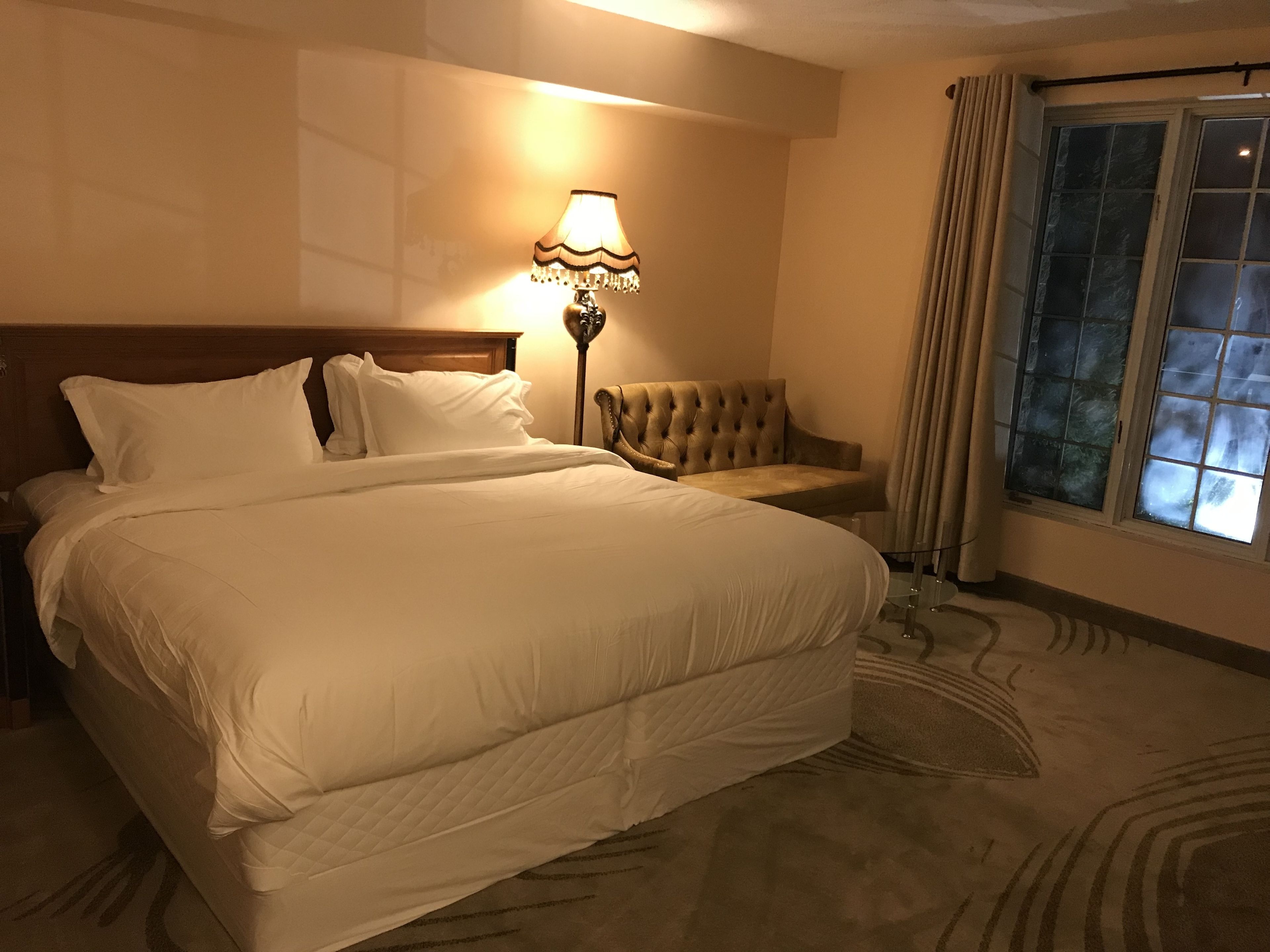 classic room, 1 king bed, non smoking | premium bedding, minibar, desk, iron/ironing board