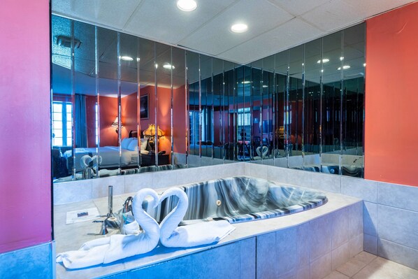 Häämatkahuone, 1 suuri parisänky, tupakointi kielletty | Yksityinen kuumavesiallas