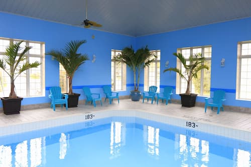 Indoor pool, sun loungers