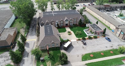 Fullerton Manor Inn
