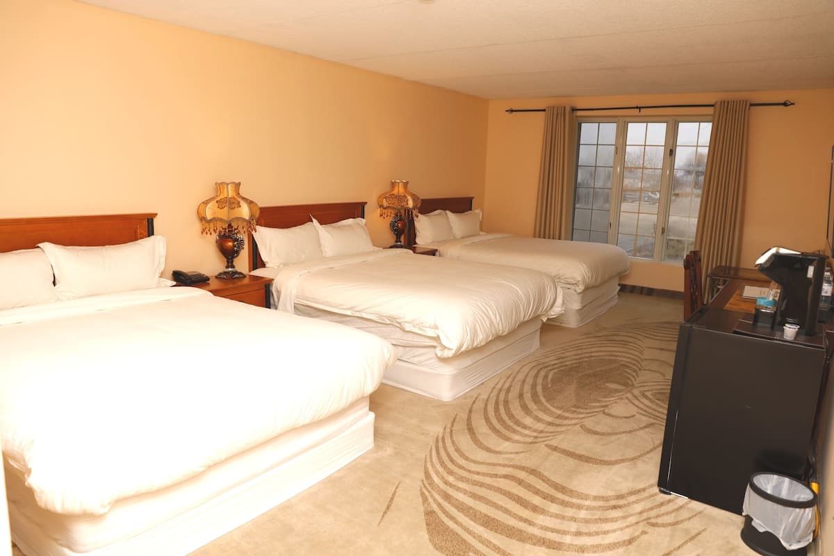 family room, multiple beds, non smoking | premium bedding, minibar, desk, iron/ironing board