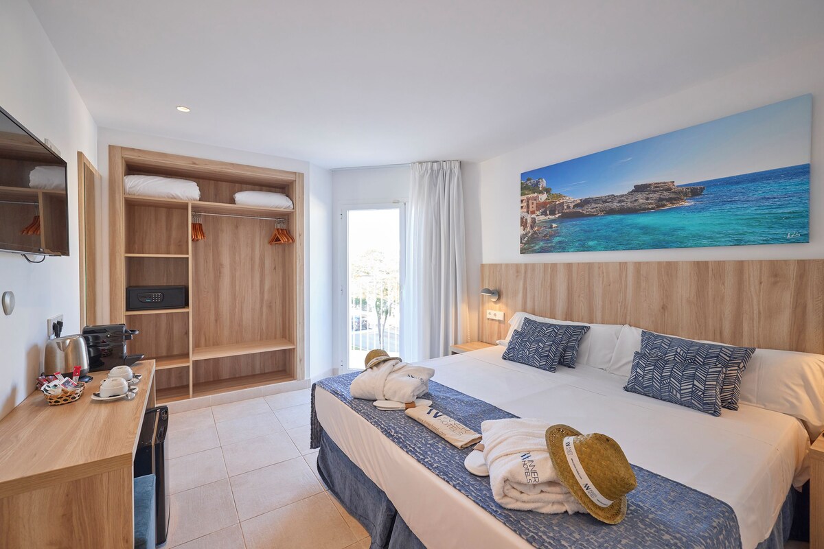 Habitació doble prèmium, balcó | Roba de llit d'alta qualitat, cobrellits i minibar 
