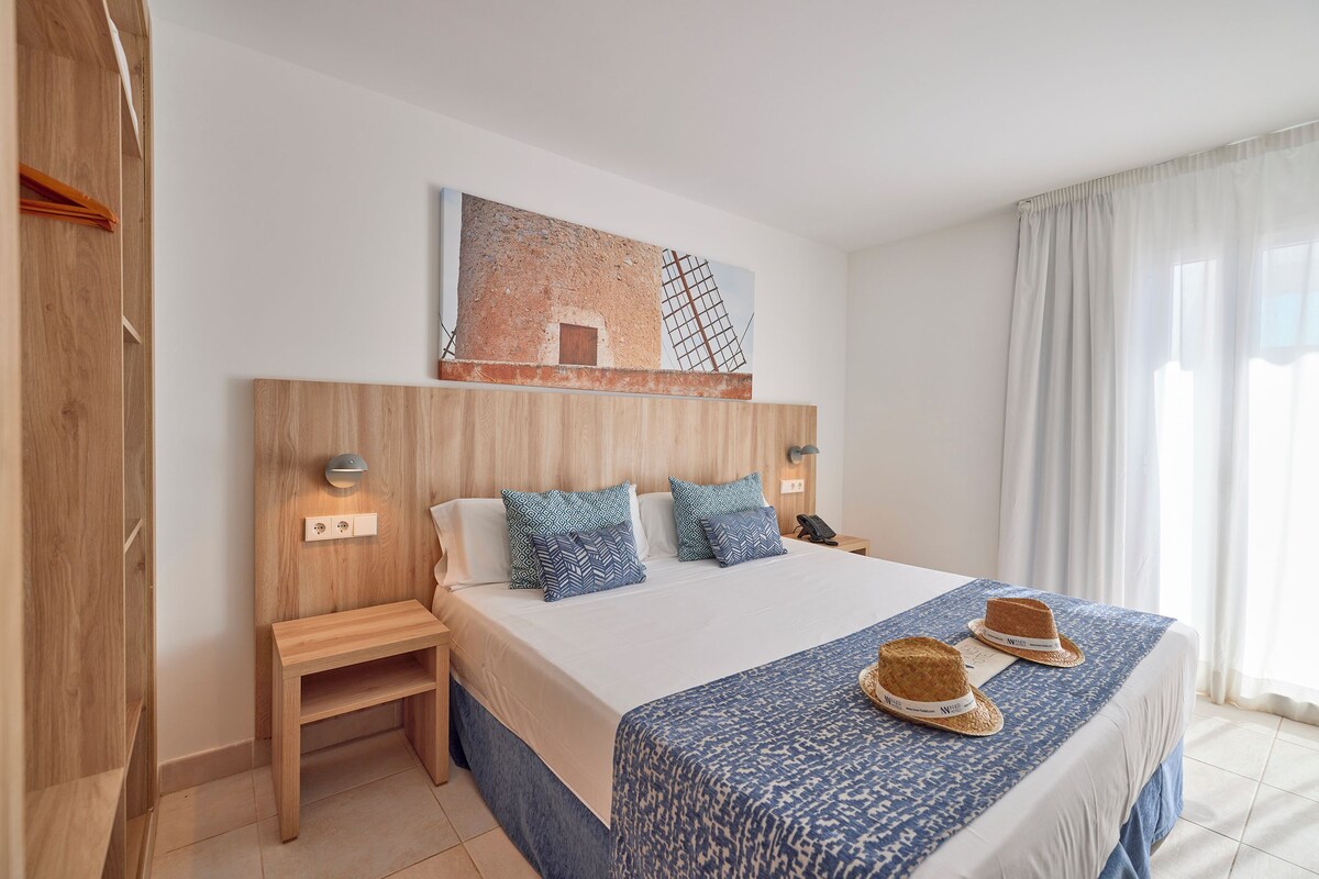Habitació doble estàndard, balcó | Roba de llit d'alta qualitat, cobrellits i minibar 