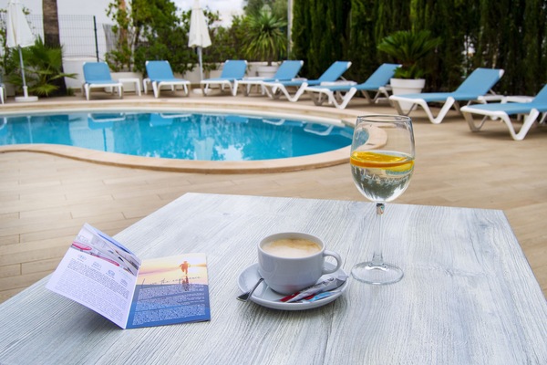 Swim-up bar