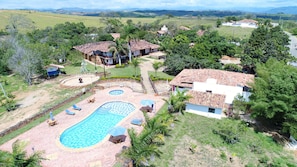 Piscine extérieure, parasols de plage