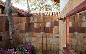 Douche, articles de toilette gratuits, sèche-cheveux