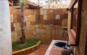 Shower, free toiletries, hair dryer, towels - Hotel Buenosaires Barichara (Villanueva)
