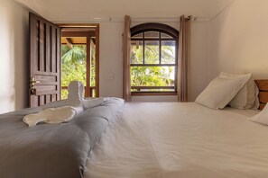 Shower, free toiletries, towels - Pousada Marimar (Paranaguá)