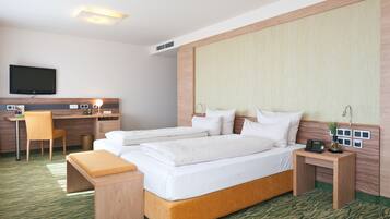 Habitación triple estándar, para no fumadores | Área de sala de estar | Televisión de pantalla plana de 32 pulgadas con canales por cable