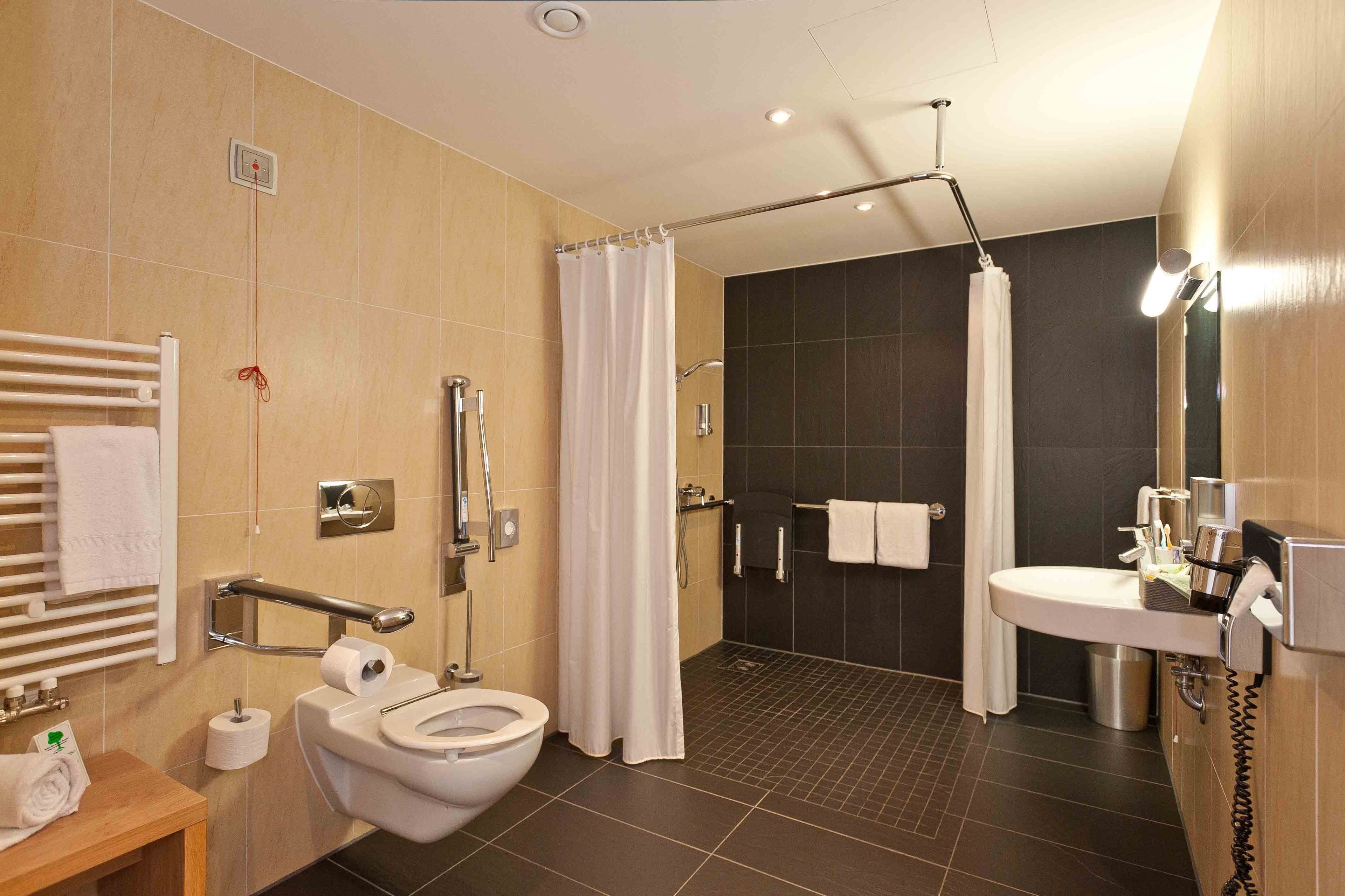 standard triple room, non smoking | bathroom amenities | shower, free toiletries, hair dryer, towels