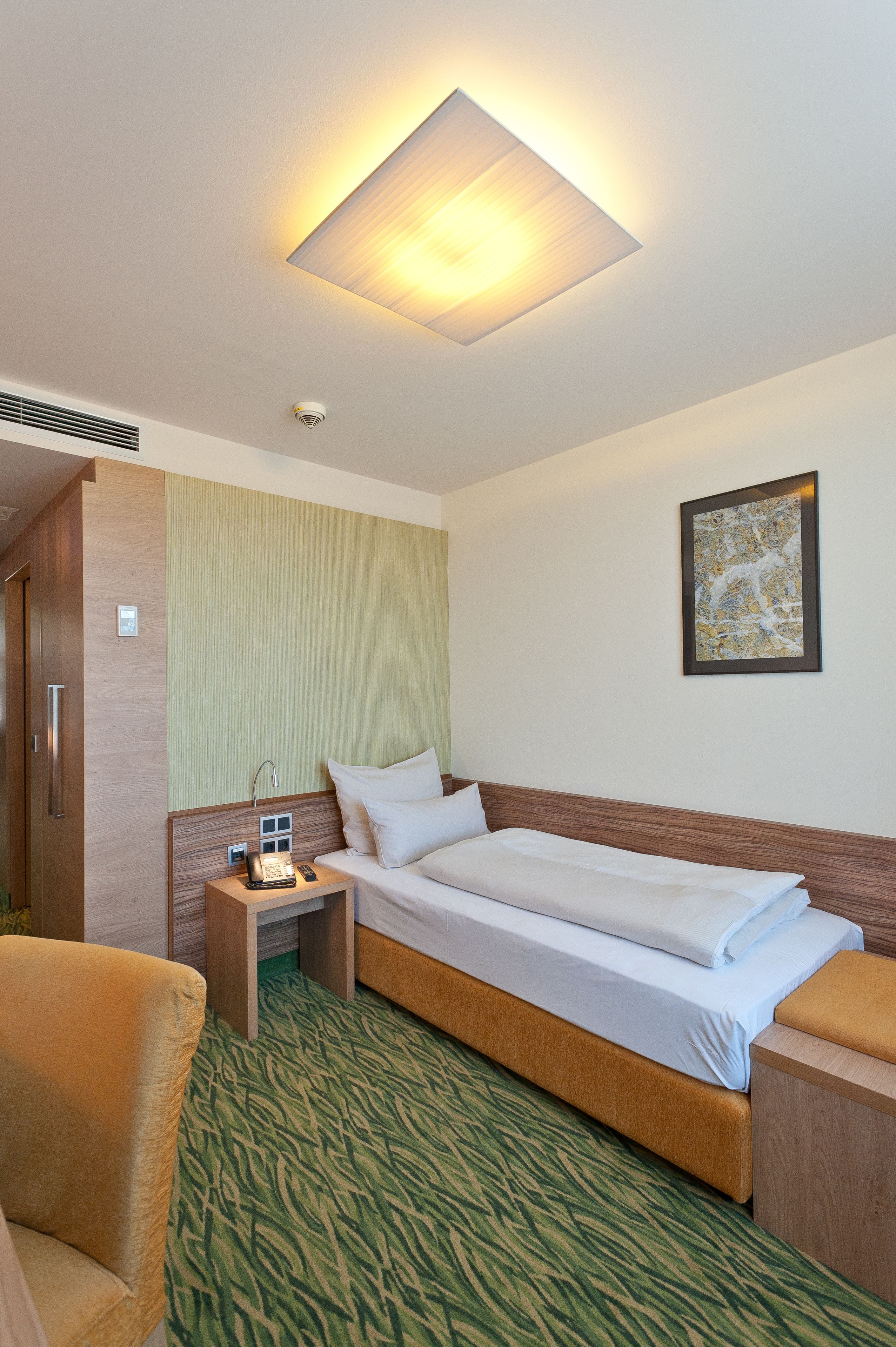 economy single room, non smoking | 1 bedroom, premium bedding, minibar, in-room safe