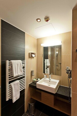 Economy Single Room, Non Smoking | Bathroom amenities | Shower, free toiletries, hair dryer, towels - Hotel Bildungsblick (Kirchseeon)