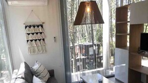 Una sala de estar moderna con un sofá, una mesa y una lámpara colgante.