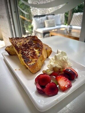 Sudah termasuk sarapan ambil sendiri pada hari kerja