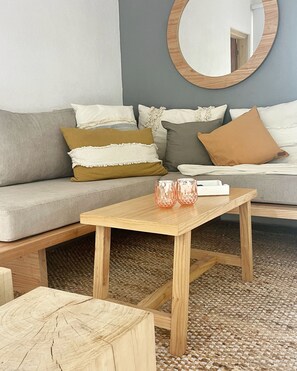 Grand Apartment, 1 Katil Ratu (Queen) dengan Katil Sofa, Private Bathroom, Garden Area | Ruang tamu | TV, pemain DVD 