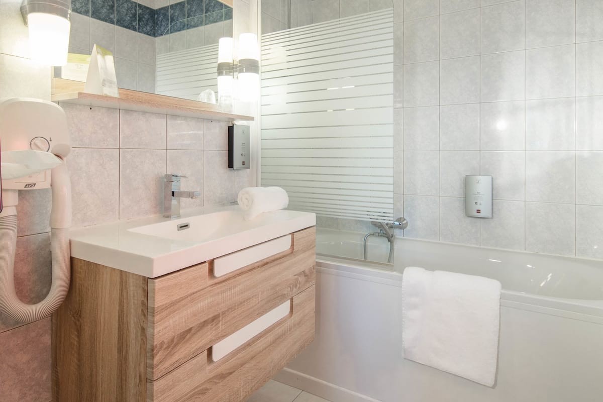 combined shower/bathtub, towels