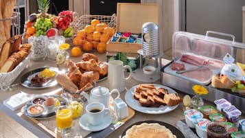 Bữa sáng buffet hàng ngày (12.80 EUR/mỗi người)