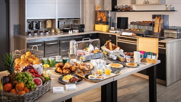 A breakfast buffet with various food items and beverages. - Hôtel Lensotel (Vendin-le-Vieil)