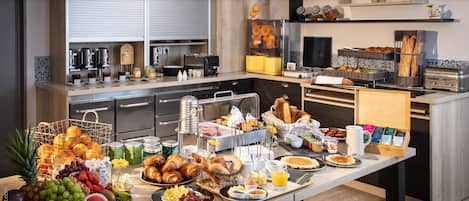 Frukostbuffé varje dag (EUR 12.80 per person)