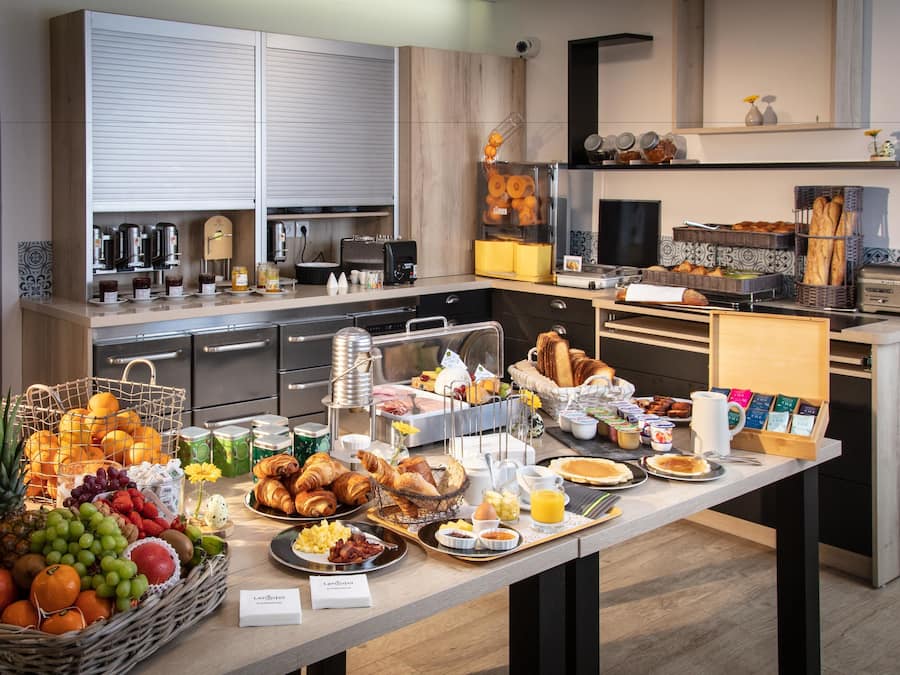 Petit déjeuner buffet (12.80 EUR par personne)