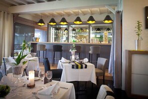 供应早餐、午餐和晚餐，法国菜，泳池景观