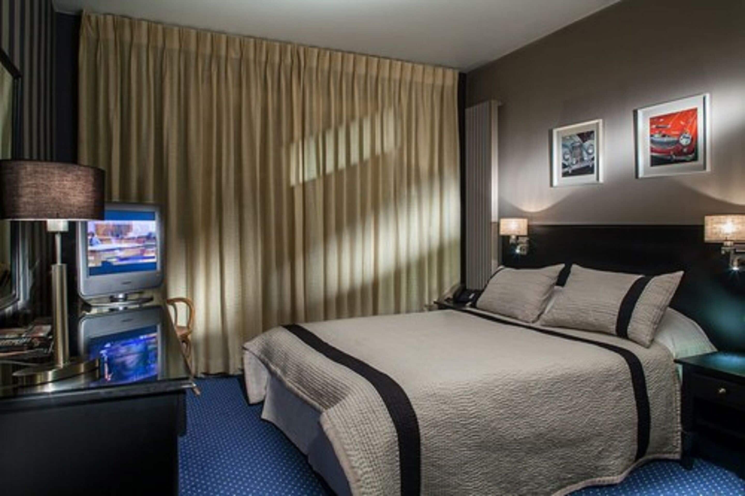 standard double room | desk, blackout curtains, soundproofing, iron/ironing board