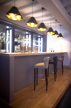 Bar (trong khuôn viên)