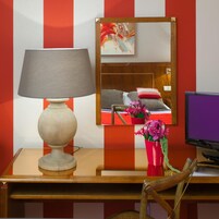 Escritorio, cortinas blackout y sistema de insonorización 