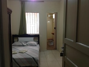 Desk, free WiFi, bed sheets - Hotel Chaves (São Paulo)