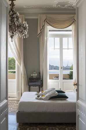 Minibar, coffres-forts dans les chambres, décoration personnalisée
