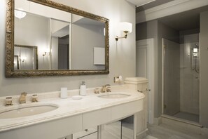 Junior-Suite | Badezimmer | Dusche, Regendusche, kostenlose Toilettenartikel, Haartrockner
