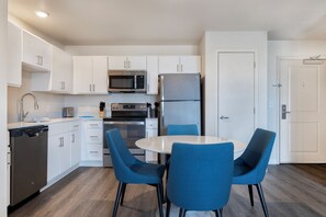 Suite, 3 habitaciones | Cocina privada | Frigorífico grande, microondas, horno y placa de cocina